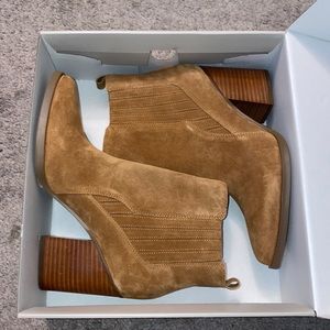 Never been worn !!! Brown suede ankle boot / bootie